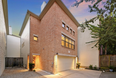Sophisticated Cottage Grove Townhome with Exceptional Houston Access